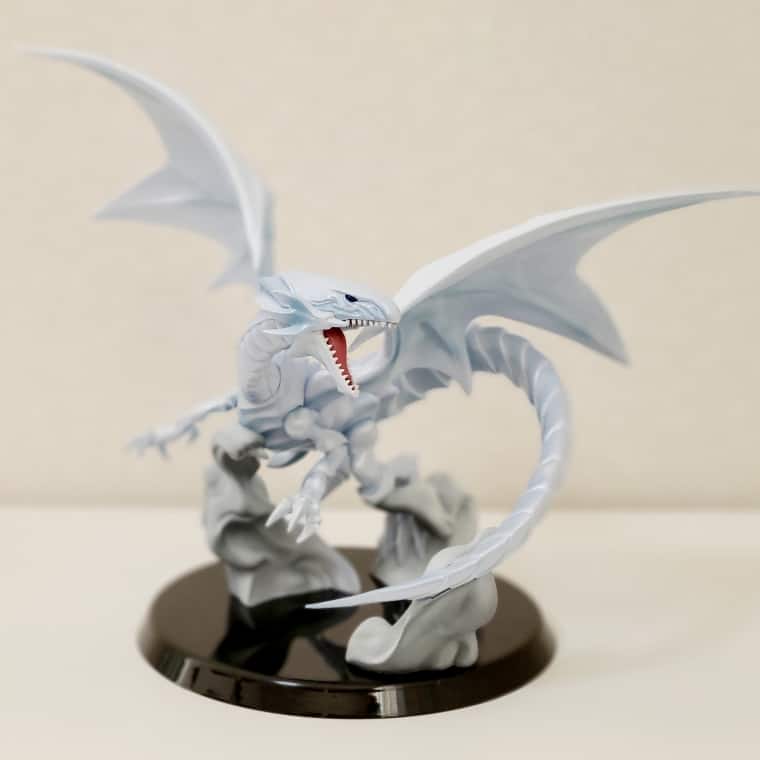 遊戯王】一番くじB賞の青眼の白龍フィギュアがTCGディスプレイにも